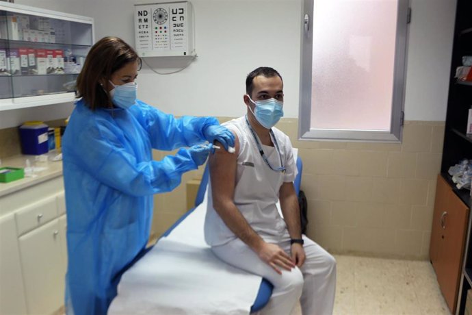 El enfermero del centro de salud de Benimaclet (Valencia) Roberto Martín recibe la vacuna contra la covid