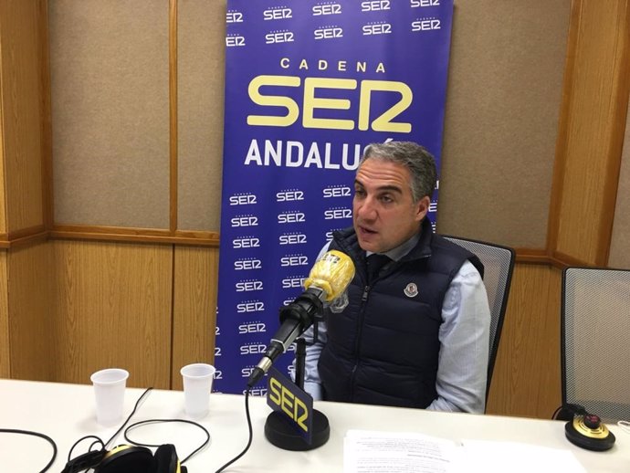 El consejero de la Presidencia y portavoz del Gobierno andaluz, Elías Bendodo, en una entrevista en la Cadena SER Andalucía.