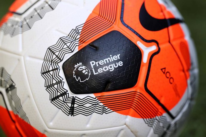 El logo de la Premier League en uno de los balones de la competición