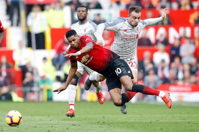 24 February 2019, England, Manchester: Manchester United's Marcus Rashford (L) and Liverpool's Xherdan Shaqiri battle for the ball during the English Premier League soccer match between Manchester United and Liverpool at Old Trafford. Photo: Martin Rick