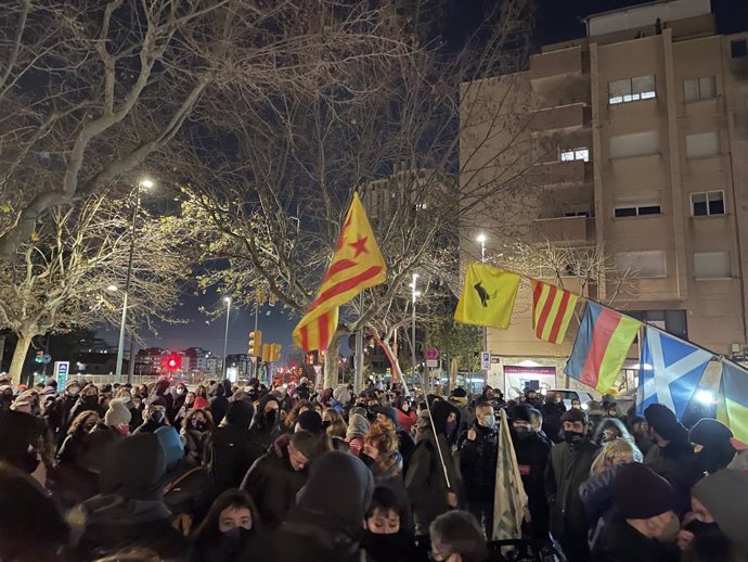 Unos 150 manifestantes convocados por los CDR se han concentrado la tarde de este lunes en la plaza Santa Magdalena de Esplugues de Llobregat (Barcelona), para "dar la bienvenida" al miembro de los CDR Adri Carrasco.