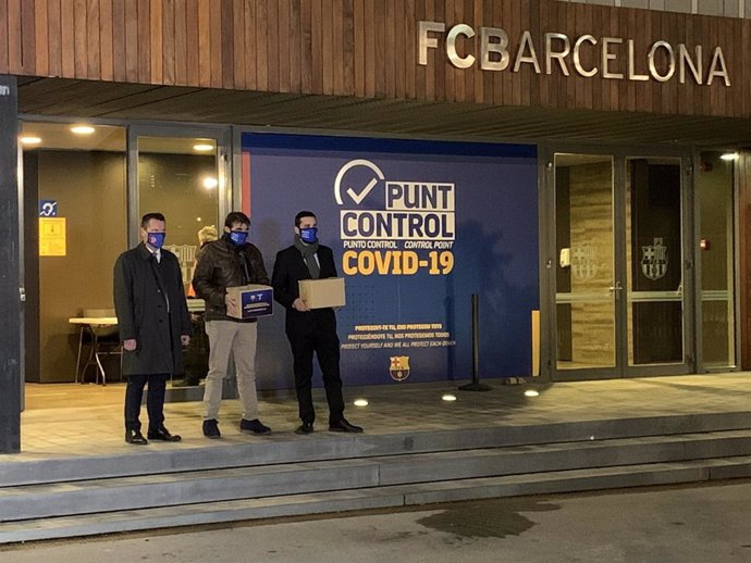 El precandidato a la presidencia del FC Barcelona Lluís Fernández Al, en la entrega de las firmas recogidas