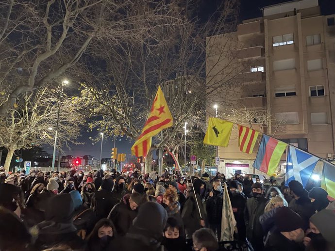 Uns 150 manifestants convocats pels CDR s'han concentrat la tarda d'aquest dilluns a la plaa Santa Magdalena d'Esplugues de Llobregat (Barcelona), per "donar la benvinguda" al membre dels CDR Adri Carrasco.