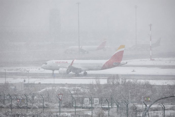 Un avión de la compañía Iberia en el Aeropuerto Adolfo Suárez Madrid-Barajas