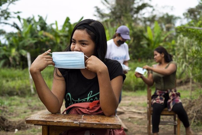 Estudiantes del Instituto Alfonso Ugarte, situado en el distrito de Masisea, departamento de Ucayali, en la Amazonía peruana, imparten las clases al aire libre.