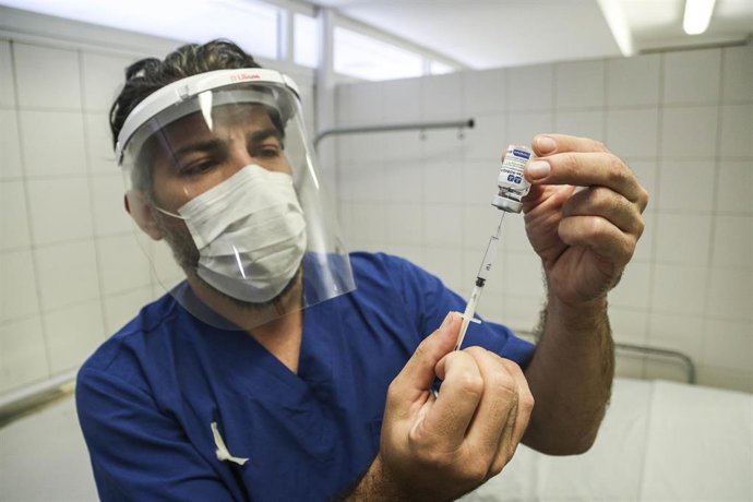 Un trabajador médico de Argentina preparando una inyección de la vacuna contra el coronavirus.