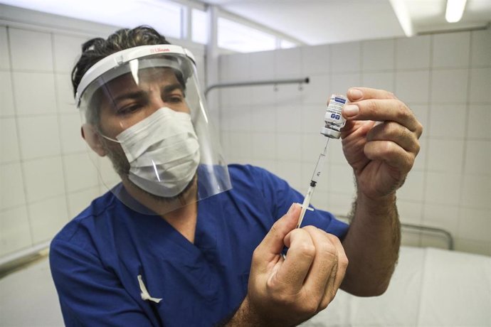 Un trabajador médico de Argentina preparando una inyección de la vacuna contra el coronavirus.