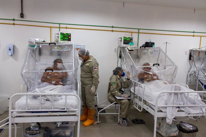 04 June 2020, Brazil, Manaus: Nurses check on patients in the intensive care unit at the Gilberto Novaes Municipal field hospital. The field hospital was set up in a school and has 180 beds, including 38 intensive care beds. Photo: Lucas Silva/dpa