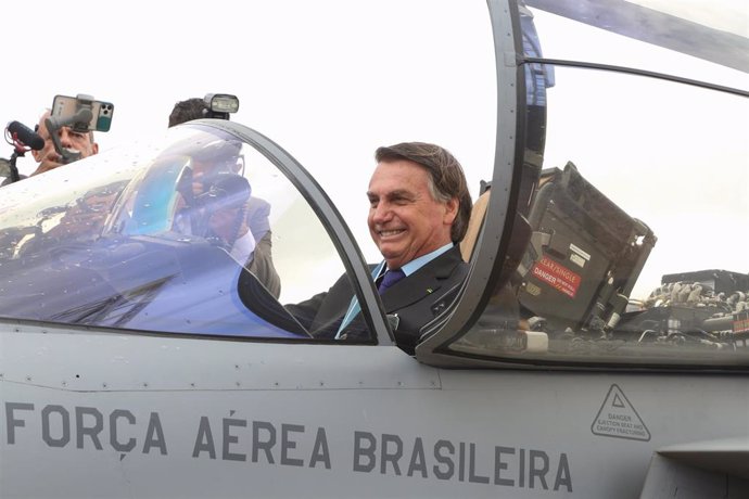 El presidente de Brasil, Jair Bolsonaro, subido a un caza de combate de la Fuerza Aérea brasileña.