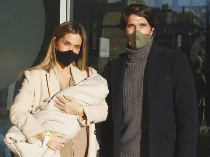 María Pombo y Pablo Castellano presentan a su hijo Martín a las puertas del Hospital Universitario Quironsalud Madrid