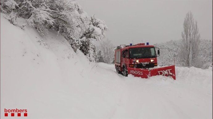 Los Bombers retiran la nieve de las carreteras catalanas tras la borrasca 'Filomena'