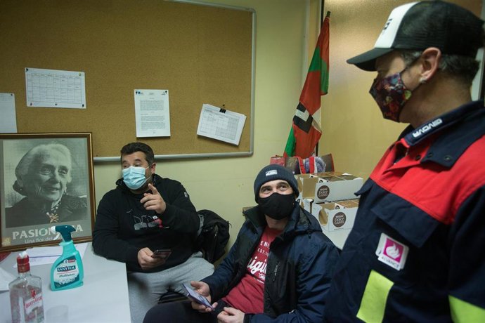 Trabajadores de la fábrica de Alcoa San Cibrao celebran la anulación del TSXG del ERE de la empresa en Cervo, A Mariña, Lugo, Galicia (España), a 17 de diciembre de 2020.