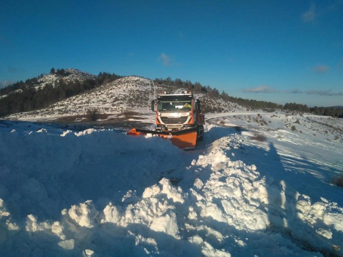 Un quitanieves trabajando en La Rioja en la zona de Santa Marina
