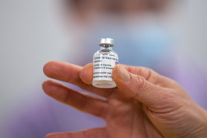 11 January 2021, England, Stevenage: A man holds a dose of the COVID-19 Oxford/Astrazeneca vaccine at the United Kingdom National Health Service (NHS) vaccine centre that has been set up at Robertson House. The centre is one of the seven mass vaccinatio