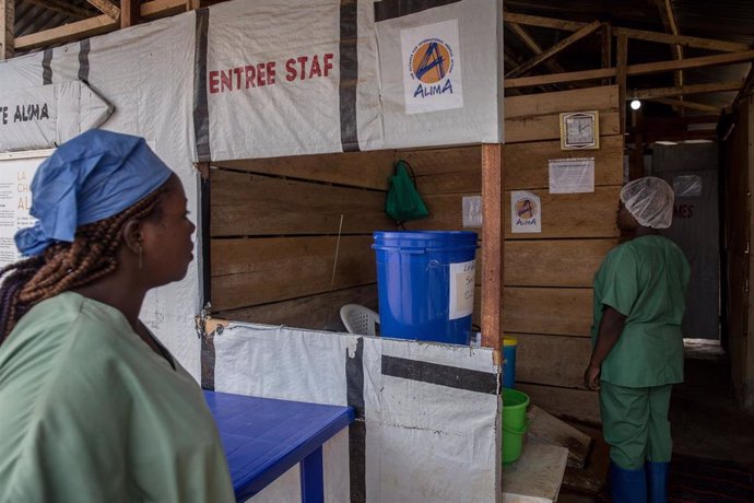 Dos trabajadoras entran a un centro de tratamiento contra el ébola en Beni, en RDC