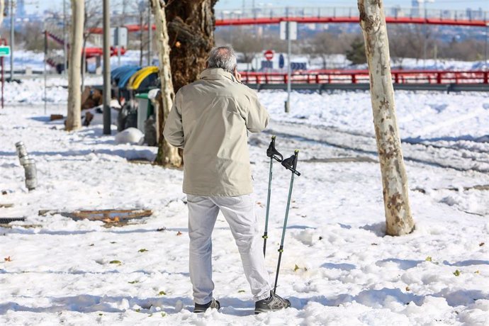 Un hombre entre la nieve en Pozuelo de Alarcón, Madrid (España) a 11 de enero de 2021. Madrid afronta hoy el primer día laborable en la región tras la gran nevada provocada por el paso de la borrasca Filomena. 