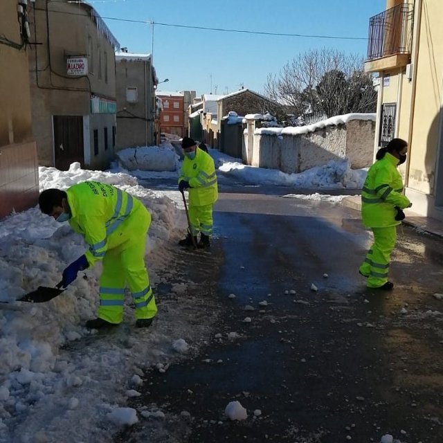 Trabajos de la brigada forestal de Diputación de Valencia en Fuenterrobles. Retirada de nieve en el entorno del colegio y el centro de salud.