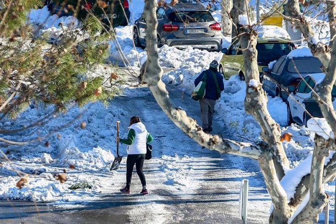 Varios coches atrapados por la nieve en la calle Francia en Pozuelo de Alarcón, Madrid (España) a 11 de enero de 2021. 