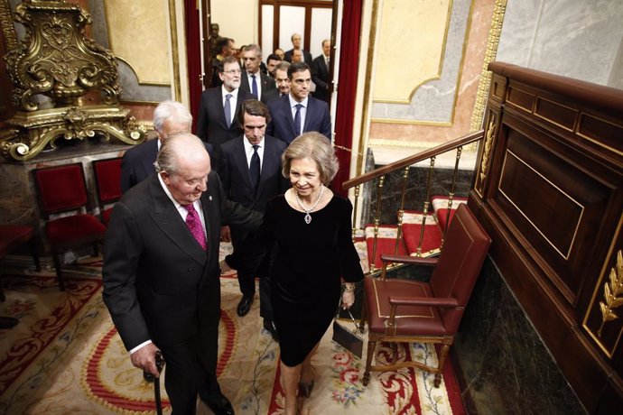 El rey emérito don Juan Carlos I y la reina consorte emérita doña Sofía entran en el acto conmemorativo del 40 aniversario de la Constitución de 1978 en el Congreso seguidos de los expresidentes del Gobierno José María Aznar y Mariano Rajoy y del presi