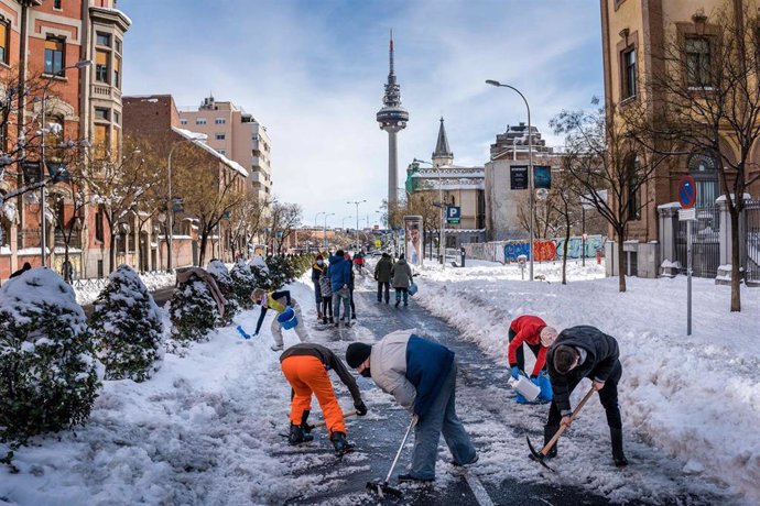 Gente ayudando a limpiar las calles de Madrid