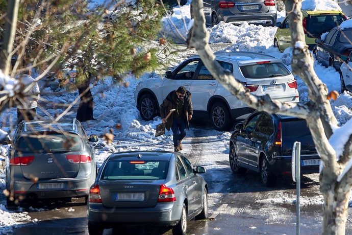 Varios coches atrapados por la nieve en la calle Francia en Pozuelo de Alarcón, Madrid (España) a 11 de enero de 2021. Madrid afronta hoy el primer día laborable en la región tras la gran nevada provocada por el paso de la borrasca Filomena. Numerosas