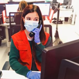 Una voluntaria de Cruz Roja atiende el teléfono durante la pandemia