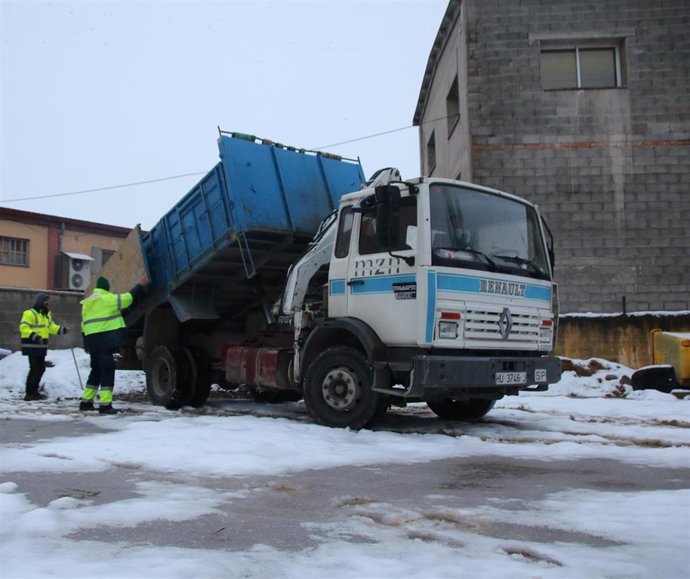 El dispositivo especial del Ayuntamiento de Monzón por la borrasca 'Filomena' ha esparcido ya más de 6.000 kilos de sal.