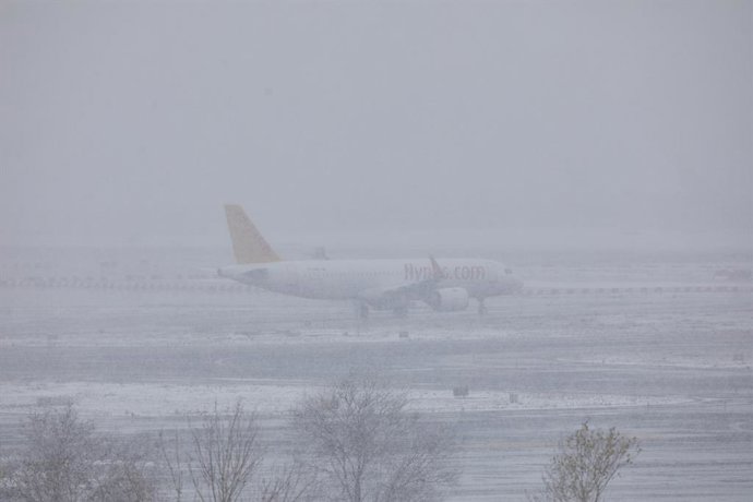 Un avión de la compañía Flypgs en el Aeropuerto de Madrid-Barajas Adolfo Suárez