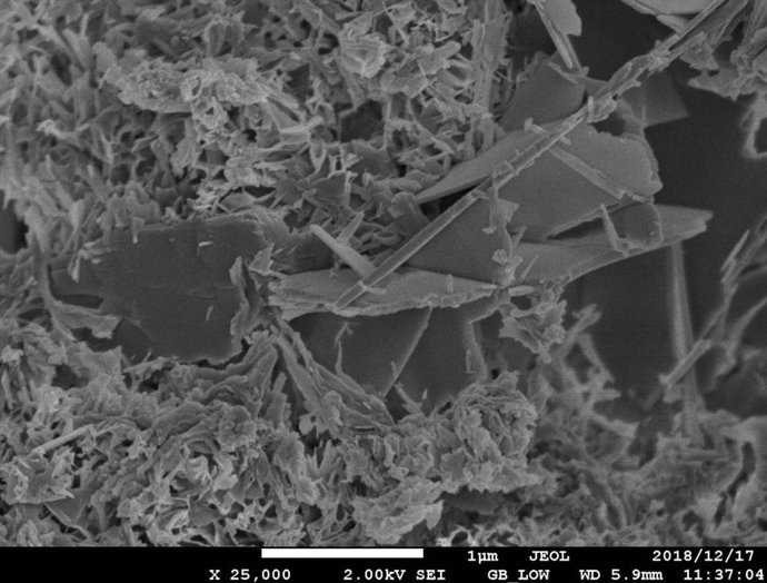 Los científicos encontraron tobermorita aluminoso formado dentro de las paredes debido a reacciones entre minerales en la mezcla de hormigón en presencia de agua y temperaturas moderadamente altas durante un período prolongado.