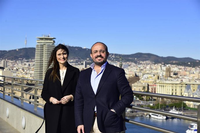 La número 2 de la lista del PP a las elecciones catalanas y exportavoz de Cs en Cataluña, Lorena Roldán, acompañada del presidente del PP en Cataluña, Alejandro Fernández.  en Barcelona, Cataluña (España), a 30 de diciembre de 2020.