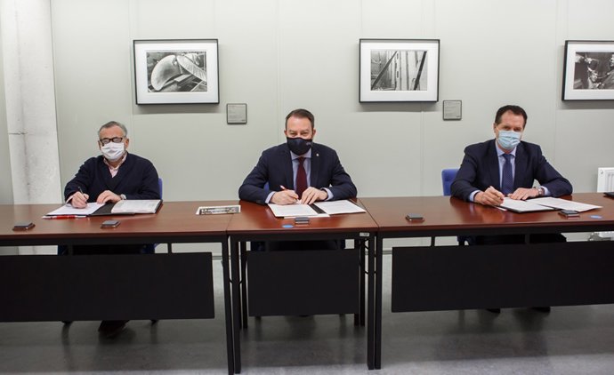 De izquierda a derecha, Francisco Esparza, presidente de ADEFAN; Ramón Gonzalo, rector de la UPNA; y Juan María Ayechu, director del área de empresas de Caja Rural de Navarra.