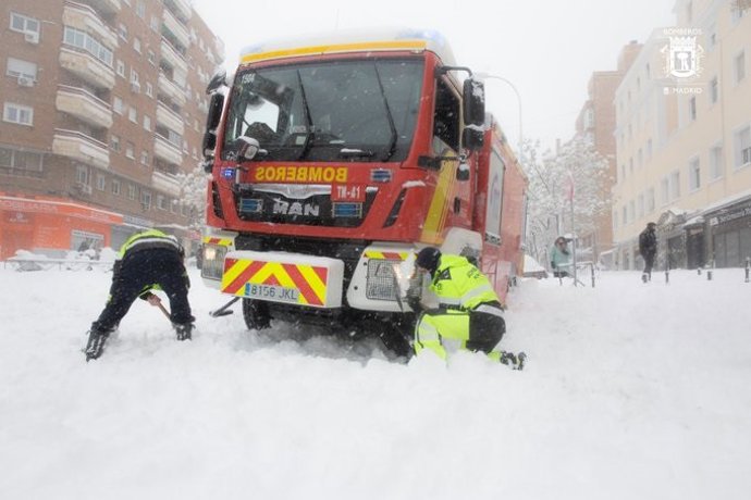 Bomberos del Ayuntamiento de Madrid actúan contra la nieve.
