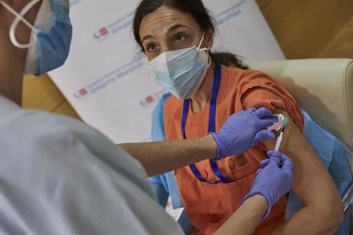 Una enfermera vacuna a una sanitaria contra el coronavirus en el Hospital Gregorio Marañón de Madrid (España), a 11 de enero de 2021. La Comunidad de Madrid continúa este lunes con la vacunación contra la covid-19 de los profesionales sanitarios en los 