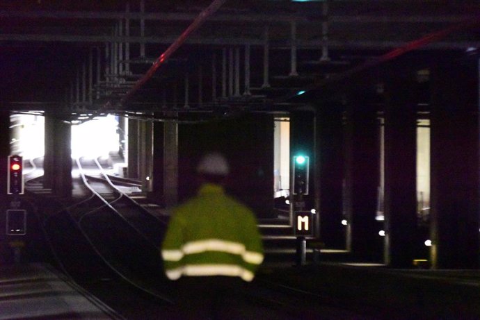 Un trabajador en un túnel ferroviario