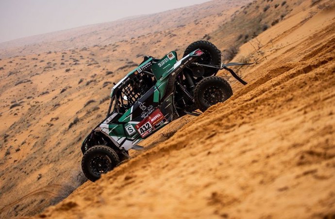 El alumno del UCAV Racing de la Universidad Católica de Ávila (UCAV) Oriol Vidal y el piloto Saleh Alsaif en la octava etapa del Dakar.
