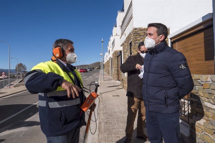 El vicepresidente tercero y diputado delegado de Fomento, Óscar Liria, visita instalaciones de agua en Gérgal (Almería)
