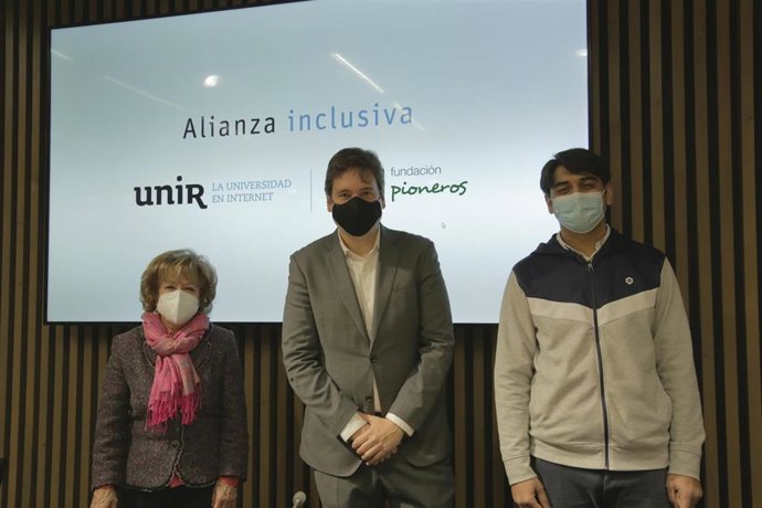 La presidenta de Fundación Pioneros, Aurora Pérez, el director ejecutivo de  UNIR, Javier Galiana y el educador de la Fundación Pioneros, Ummar Muhamad