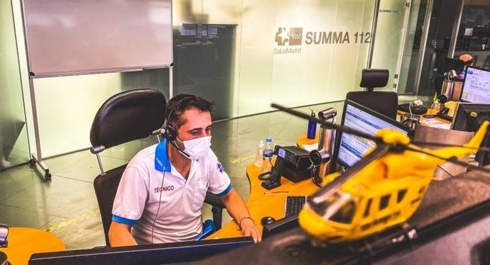 Un operario del centro de Emergencias 112 Comunidad de Madrid