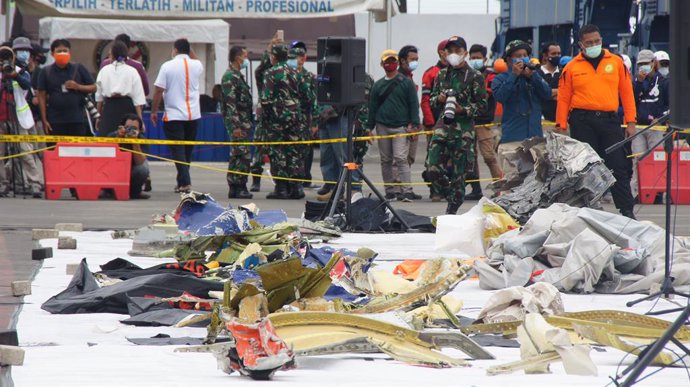 Restos del avión de Sriwijaya Air siniestrado cerca de la isla de Java tras despegar de la capital de Indonesia, yakarta