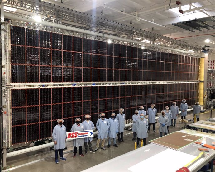 Ingenieros ante uno de los nuevos paneles solares diseñados para la Estación Espacial Internacional
