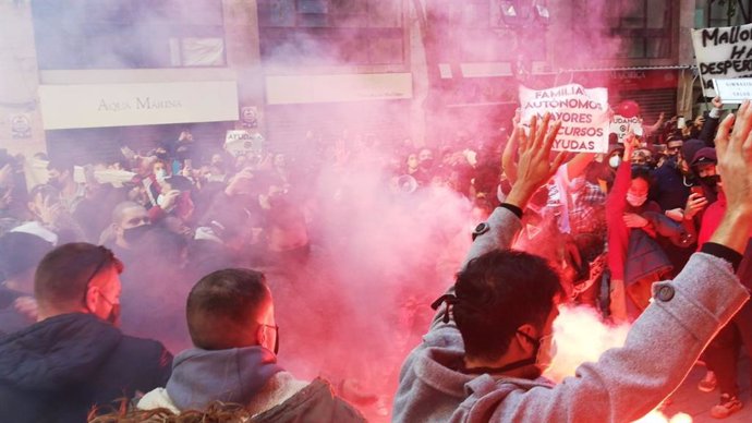 Personas se concentran frente al Parlament balear contra las medidas del govern