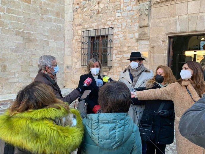 La presidenta de la Asamblea de Extremadura, Blanca Martín, atiende a los periodistas antes de asistir a la toma de posesión del nuevo presidente de la Diputación de Cáceres