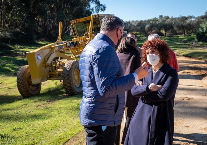 La presidenta de la Diputación de Huelva, María Eugenia Limón, visita un arreglo de caminos.