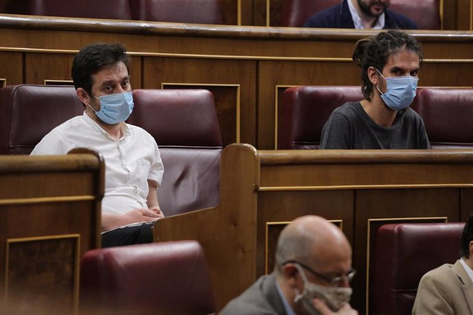 El diputado de Unidas Podemos, Alberto Rodríguez (d), en el Congreso de los Diputados junto a su compañero de bancada, Rafa Mayoral, en Madrid (España), a 25 de junio de 2020.