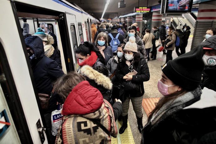 Viajeros en un andén de metro lleno de gente a su paso por la estación de Atocha Renfe, en Madrid (España), a 11 de enero de 2021. A, en Madrid (España), a 11 de enero de 2021. Adif restableció ayer la circulación, interrumpida a causa del temporal de i