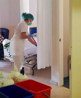 Imagen de archivo de una limpiadora trabajando en un hospital.