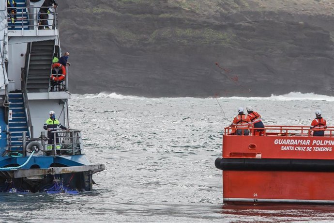 Efectivos de emergencias durante las labores de rescate del barco 'Bentago Express' de Fred Olsen, encallado en unas rocas en el Muelle de Agaete debido al temporal Filomena