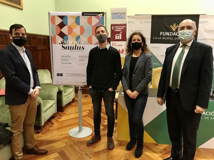 Los directores técnicos del Festival Vocal Saulus, Jorge Apodaca y Elena Ruiz-Ortega, el gerente de Zaragoza Cultural, David Lozano, y el director de Comunicación de Caja Rural de Aragón, José Antonio Artigas, presentan este nuevo evento cultural.