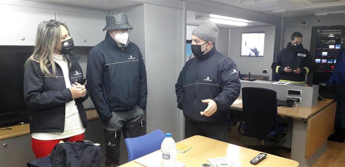 La consejera de Presidencia, Rita Camblor, el gerente del Sepa, Oscar Rodríguez, y el jefe de Bomberos, Miguel Ángel Pérez, en el puesto de mando avanzado de Felechosa.