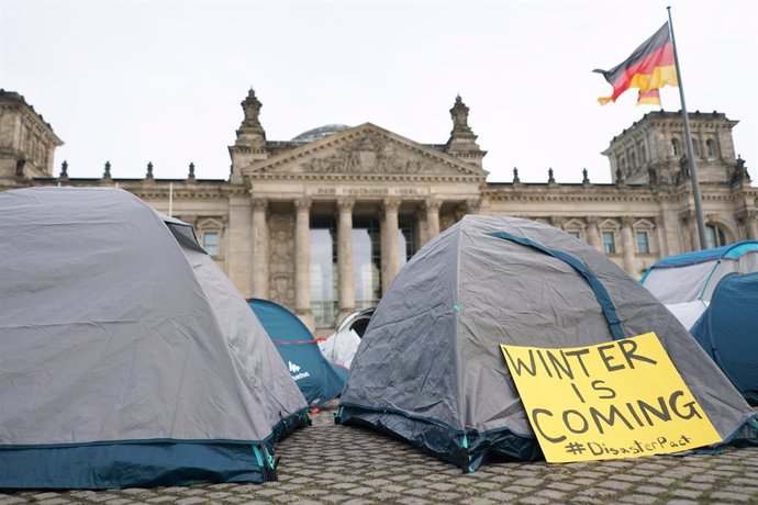 15 November 2020, Berlin: Activists from several EU movements and organisations set up a tent camp in front of the Reichstag building against the EU migration pact, and to call for better accommodation in refugee camps. Photo: Jrg Carstensen/dpa
